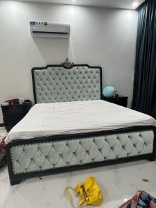 King size luxury tufted bed excellent condition urgent sale